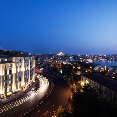Radisson Blu Hotel, Istanbul Pera Отели рядом с достопримечательностью «Стадион Kasımpaşa»