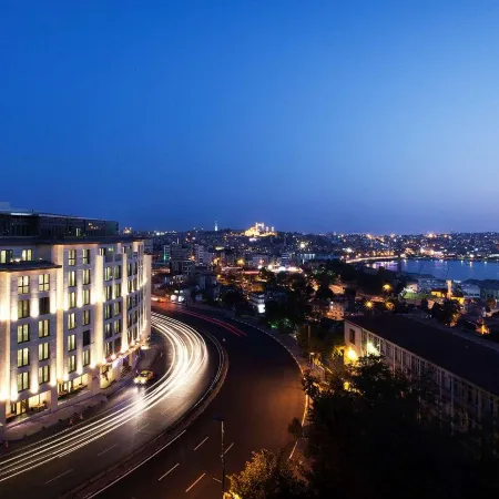 Radisson Blu Hotel, Istanbul Pera Отели рядом с достопримечательностью «Стадион Kasımpaşa»