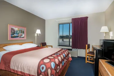 سوبر 8 باي ويندام بورتاج Hotels near Cascade Mountain