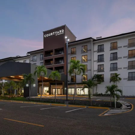 Courtyard Santo Domingo Отели рядом с достопримечательностью «Автозаправочный комплекс Expreso Bavaro»