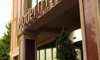 Modern Hotel - Housity