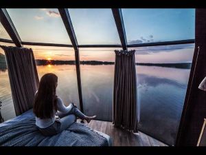 Glass Room Lake View: Luxury Getaway for Two - Wild Nature Experience in Sweden