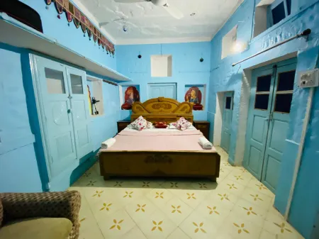 Pushp Guest House Отели рядом с достопримечательностью «Ghanta Ghar Jodhpur»