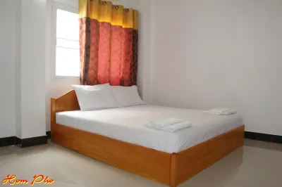 Hom Pho Gusethouse Hotels near ZHULIAN LAO BOKEO