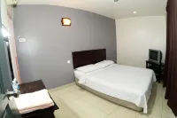 Poly Star Hotel - parking