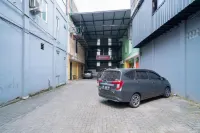 RedDoorz Near Flyover Arjosari Malang - Parking