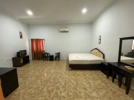 Hotel Magellona Makassar Mitra RedDoorz Отели в г. Makassar District