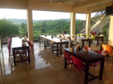 Sinar Tambolaka Hotel di Radamata