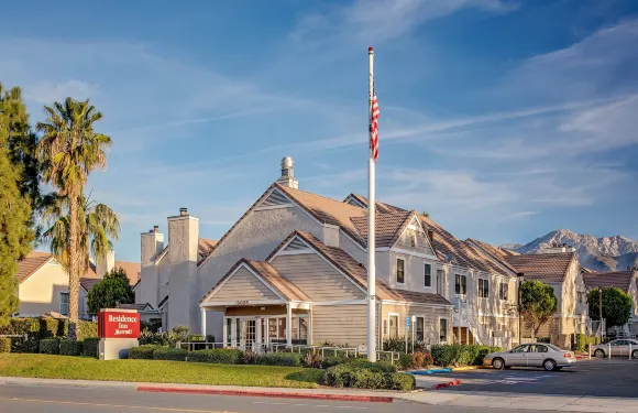 安大略機場居家酒店