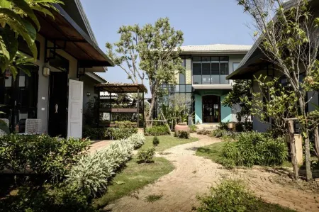 Amphawa Caza Platuu Отели рядом с достопримечательностью «Wat Bang Khae Noi»