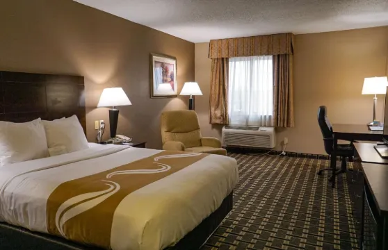 昆特品質酒店及套房沃特敦近草原湖冰場