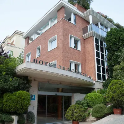 Vilana Hotel Hoteles cerca de Tranvía Azul