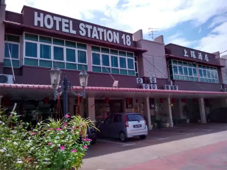 Hotel Station 18 Отели рядом с достопримечательностью «Big Coral Cave ,Gunung Karang Besar»