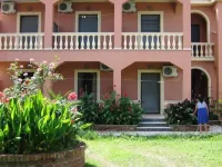 Makris Apartments Hotel di Roda