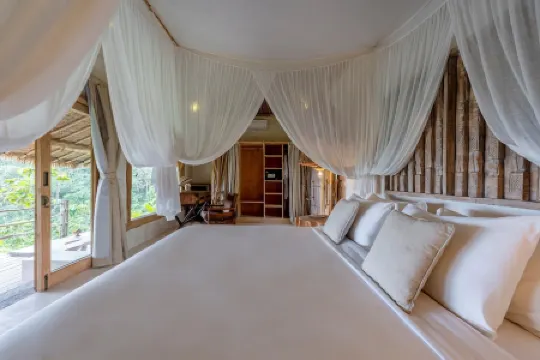 Mathis Lodge Amed Отели рядом с достопримечательностью «Lipah Beach»