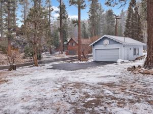 2096-Pinglewood Cabin 5 Bedroom Home by RedAwning