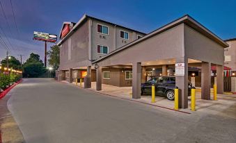 Orangewood Inn and Suites Midtown