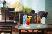 Monty Suites & Golf - bar