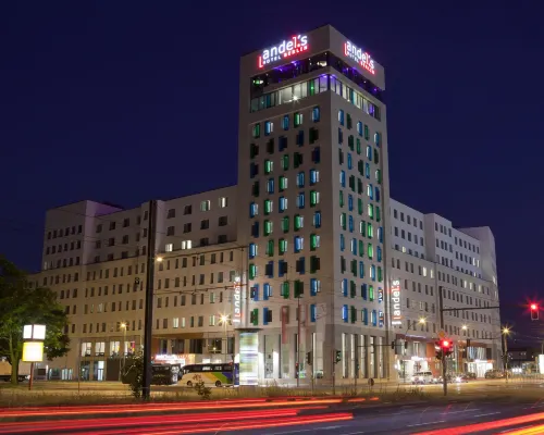 Vienna House by Wyndham Andel's Berlin Отели рядом с достопримечательностью «Ледовая арена Wellblechpalast»
