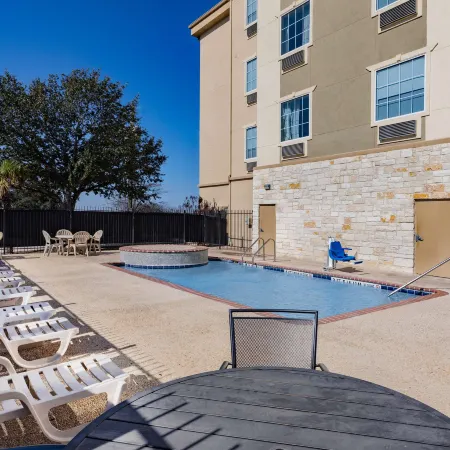 Days Inn & Suites by Wyndham San Antonio Near Frost Bank Ctr
