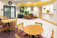 Super 8 by Wyndham Redmond - parking