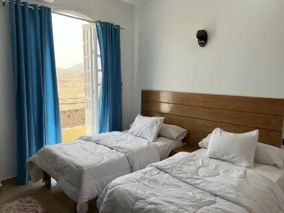 Royal Mountain Hotels near حديقة الهوست Host House