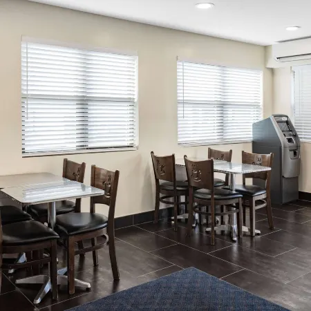 Super 8 by Wyndham Lindenhurst