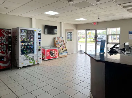 Motel 6 New Port Richey, FL Отели рядом с достопримечательностью «Jasmin Park»