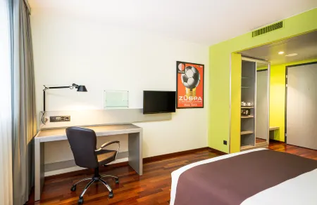 Holiday Inn ZÜRICH - Messe Отели рядом с достопримечательностью «Старый город Цюриха»