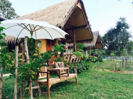 Chiang Dao Hut Отели рядом с достопримечательностью «Wat Cham PI»