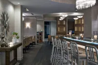 The Del Monte Lodge Renaissance Rochester Hotel & Spa - bar