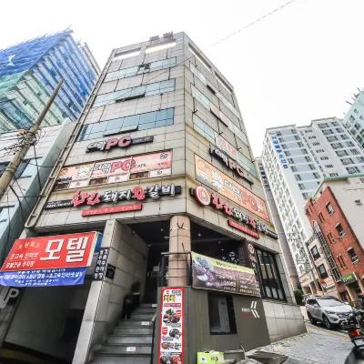 Busan Nampodong Chowon Park Отели рядом с достопримечательностью «Культурная деревня Камчхон»