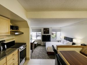 Mountain Side Hotel Whistler by Executive