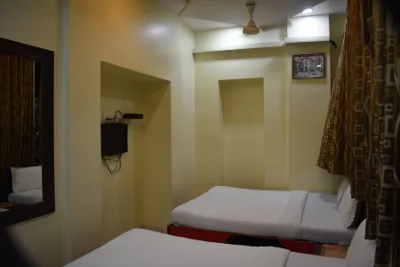 Hotel Sea View - Near Taj Hotel Отели рядом с достопримечательностью «Гейтуэй Оф Индия Мамбай»