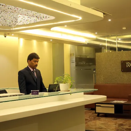 Park Signature Hotels - Royal Benza Отели рядом с достопримечательностью «Храм Канакадурга»