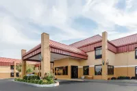 Quality Inn & Suites University Area Hotels in Muncie