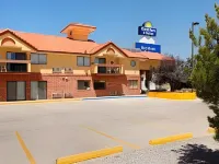 蓋洛普紅石溫德姆戴斯套房飯店 Nugget Gallery附近的飯店