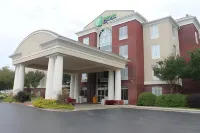 Holiday Inn Express & Suites Starkville فنادق في Starkville
