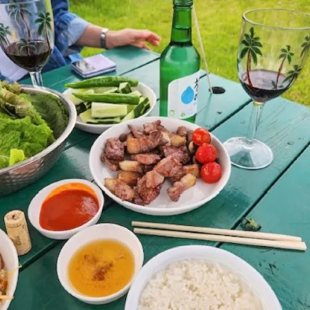 Jeju Stone Wall Iuda Pension Отели рядом с достопримечательностью «Собор Святой Троицы»