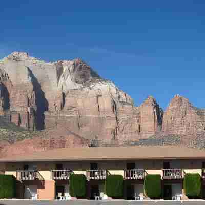 Bumbleberry Inn Hotel Exterior