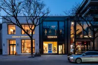 Avalon Suites Yorkville Các khách sạn gần Canvas Gallery