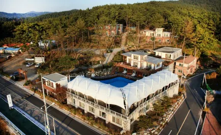 Taean Sunset Hill Pension Отели рядом с достопримечательностью «Mallip'o-haesuyokchang»