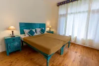 WhiteHouse Hotels in Маналі