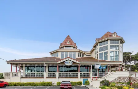 Spectacular Coastline Views and Spacious Living - Elegant Coastal Retreat