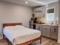Vermont Suites Hotel in zona C. Douglas Cairns Arena
