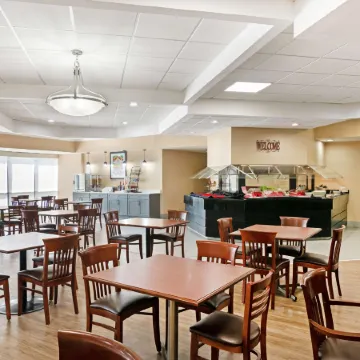 Best Western Premier Kansas City Sports Complex Hotel Отели рядом с достопримечательностью «Стадион «Эрроухед»»
