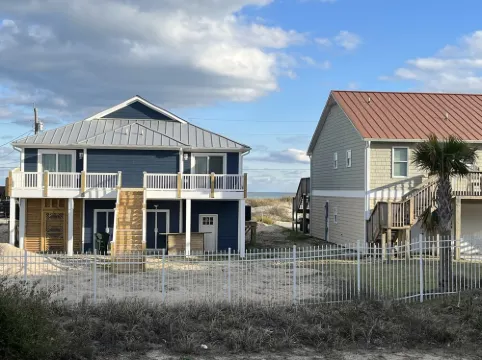 Newly Renovated Beach Bungalow - 3 minute walk to the beach!