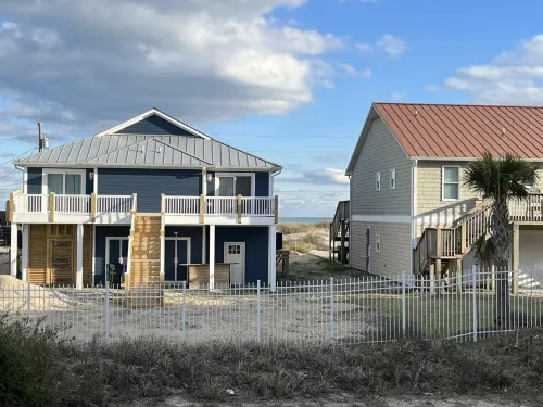 Newly Renovated Beach Bungalow - 3 minute walk to the beach!