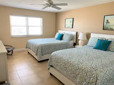 Fantastic Gulf View! On the beach! 3 Bdrms, 3 Baths, Great Pool and Hot Tub Hotels in North Redington Beach