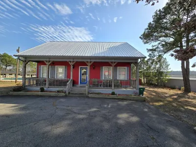 2 blocks to Greers Ferry lake cabin sleeps 8, Rv & Boat parking @ property